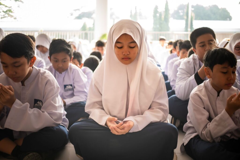 Siswa SMP Labschool Cibubur, Berdoa Sebelum Ujian, Plaza Lantai 1, Sekolah Karakter