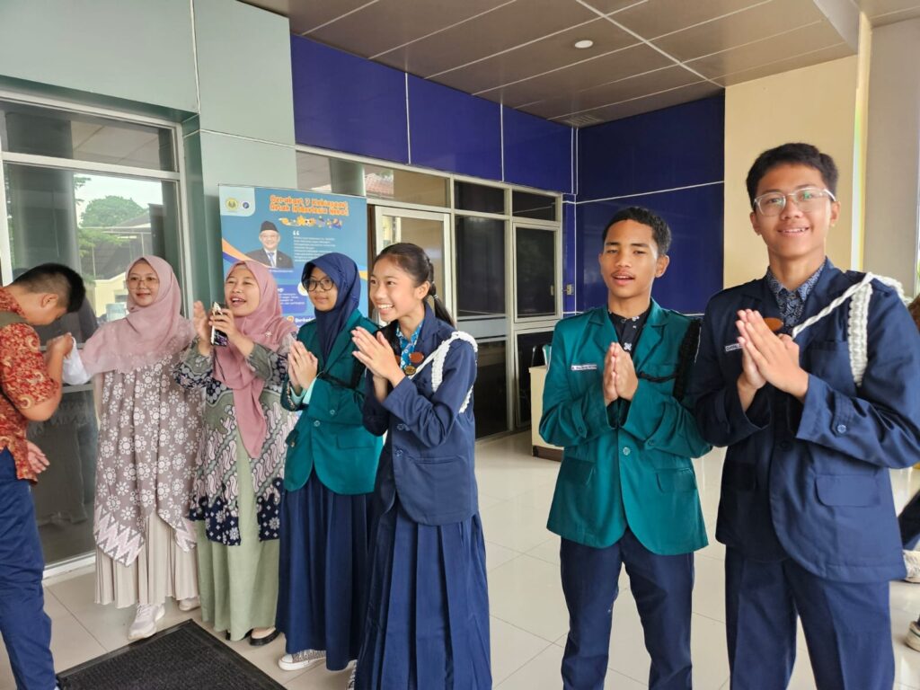 OSIS-MPK dan Guru, Menyambut Siswa, Lobi Labschool Cibubur, Sekolah Karakter