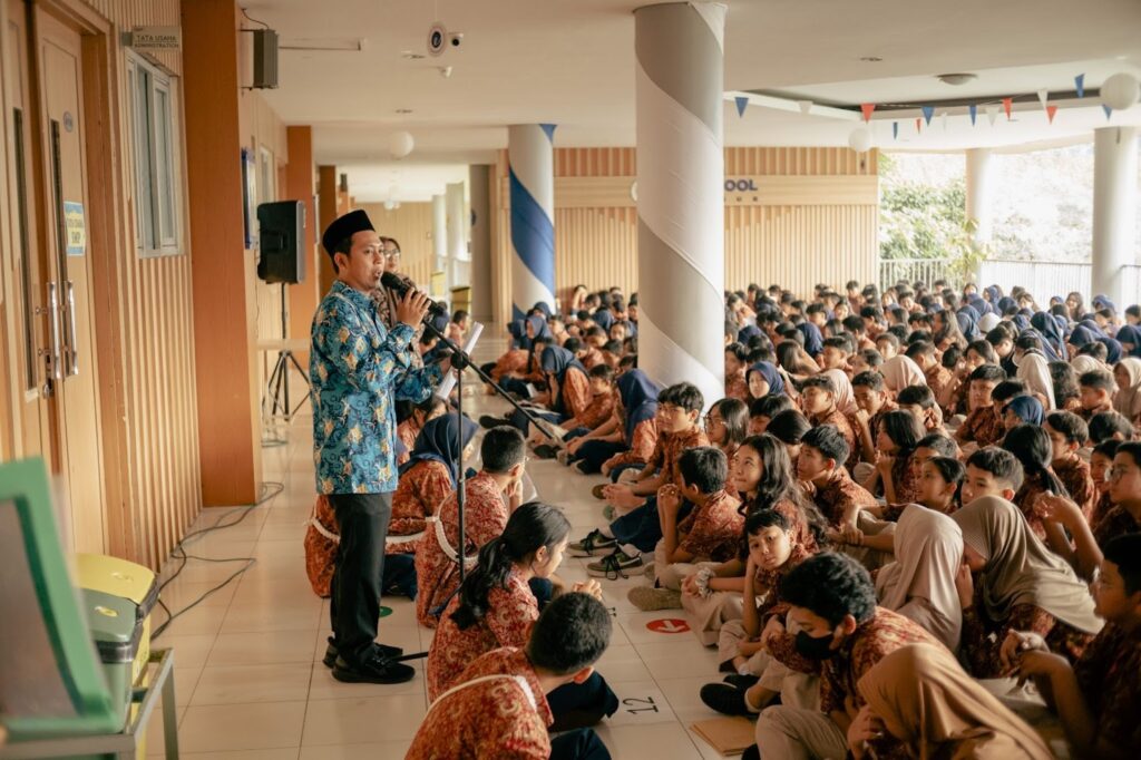 Siswa SMP Labschool Cibubur, Briefing Sebelum Ujian, Plaza Lantai 1, Sekolah Karakter