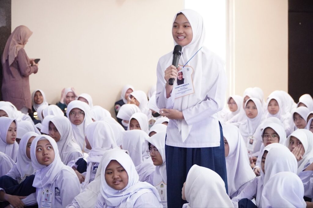 Siswa SMP Labschool Cibubur, Tanya Jawab, Masjid Baitul Ilmi, Sekolah Karakter