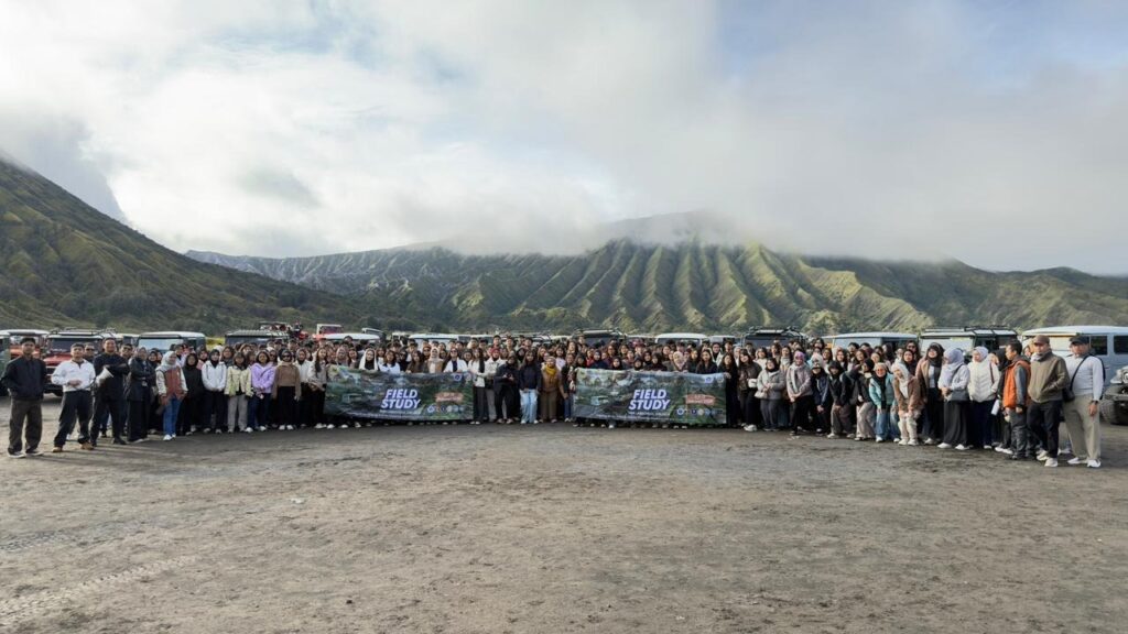 Siswa dan guru, Gunung Bromo, Field Study 2026, Sekolah Juara