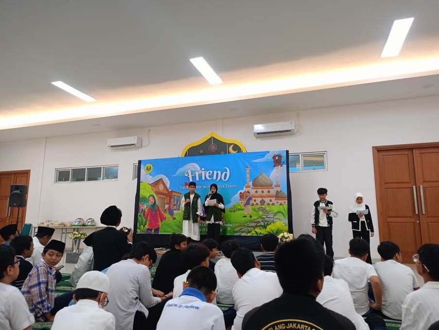 [Zetta, Akram, dan Siswa SD Labschool Cibubur], [Sambutan Pembukaan FRIEND], [Aula SD Labschool Cibubur], [Sekolah Karakter]