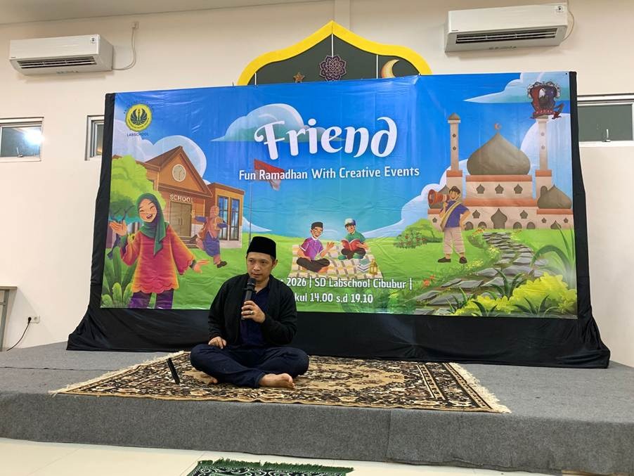 [Pak Nasrudin Kepala Sekolah SD Labschool Cibubur], [Sambutan Pembukaan Kegiatan FRIEND], [Aula SD Labschool Cibubur], [Sekolah Karakter]