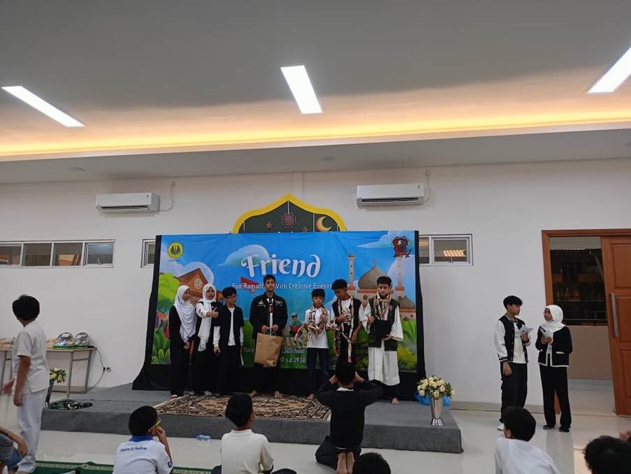 [Siswa SD Labschool Cibubur], [Kegiatan Penerimaan Hadiah Games], [Aula SD Labschool Cibubur], [Sekolah Karakter]