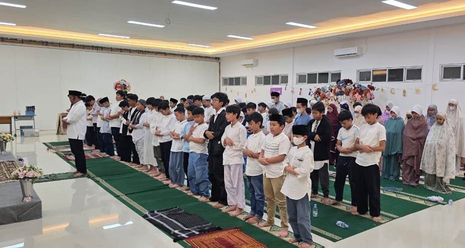 [Siswa dan Guru SD Labschool Cibubur], [Kegiatan Shalat Berjamaah], [Aula SD Labschool Cibubur], [Sekolah Karakter]