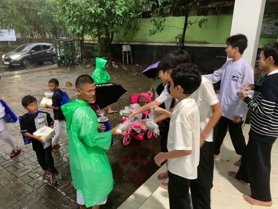 [Siswa SD Labschool Cibubur], [Berbagi Takjil], [Lingkungan Sekitar SD Labschool Cibubur], [Sekolah Juara]