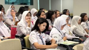 Siswa SMA Labschool Cibubur, mendengarkan pemaparan lingkungan dan sistem perkuliahan kampus, di Institut Teknologi Bandung, Field Study 2026, sekolah juara