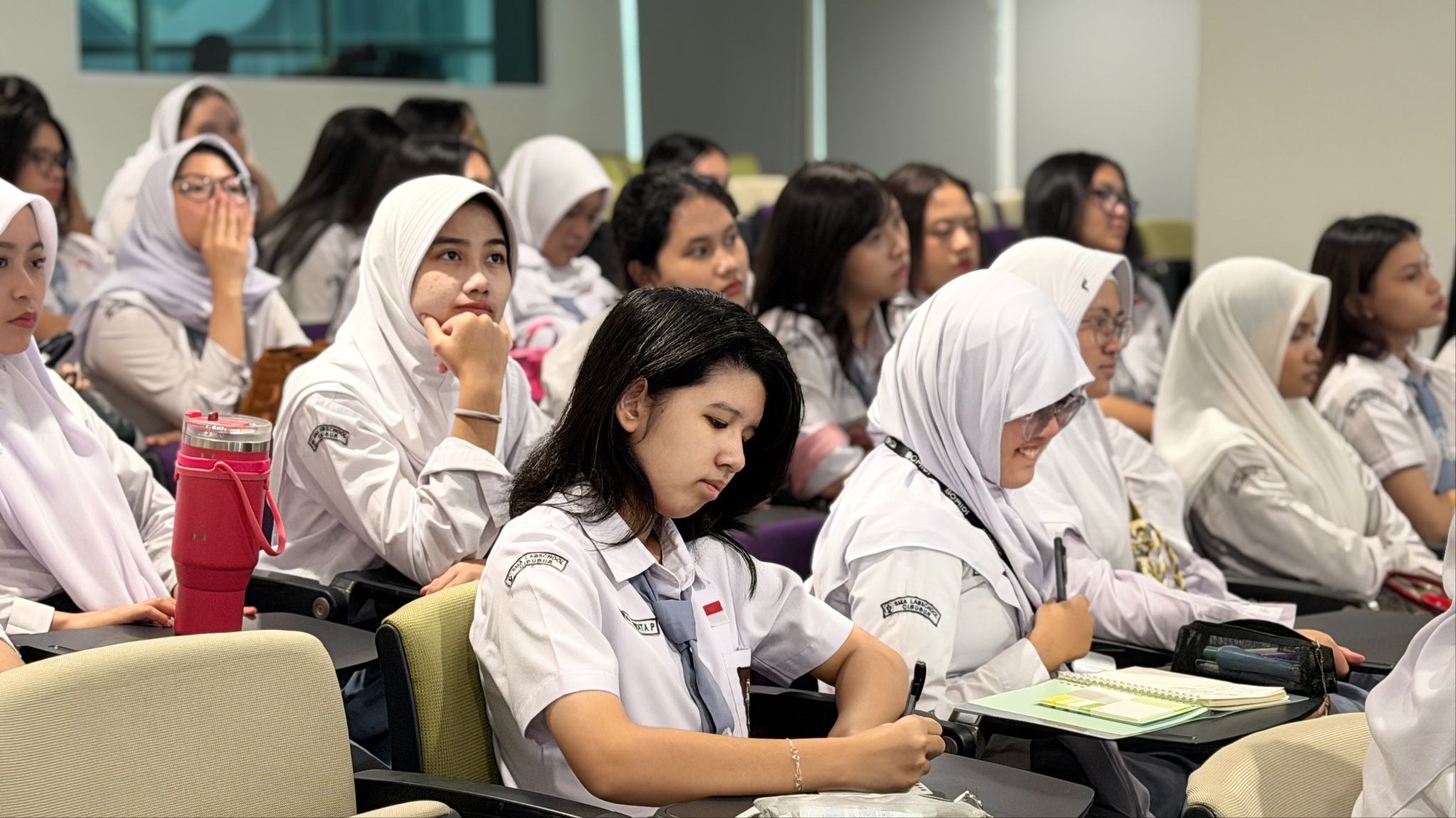 Siswa SMA Labschool Cibubur, mendengarkan pemaparan lingkungan dan sistem perkuliahan kampus, di Institut Teknologi Bandung, Field Study 2026, sekolah juara