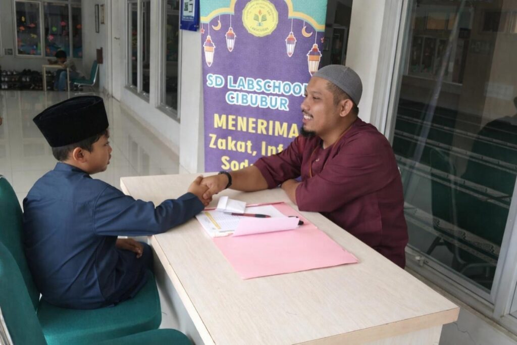 Guru & murid SD Labschool Cibubur, akad membayar zakat, SD Labschool Cibubur, Sekolah berkarakter