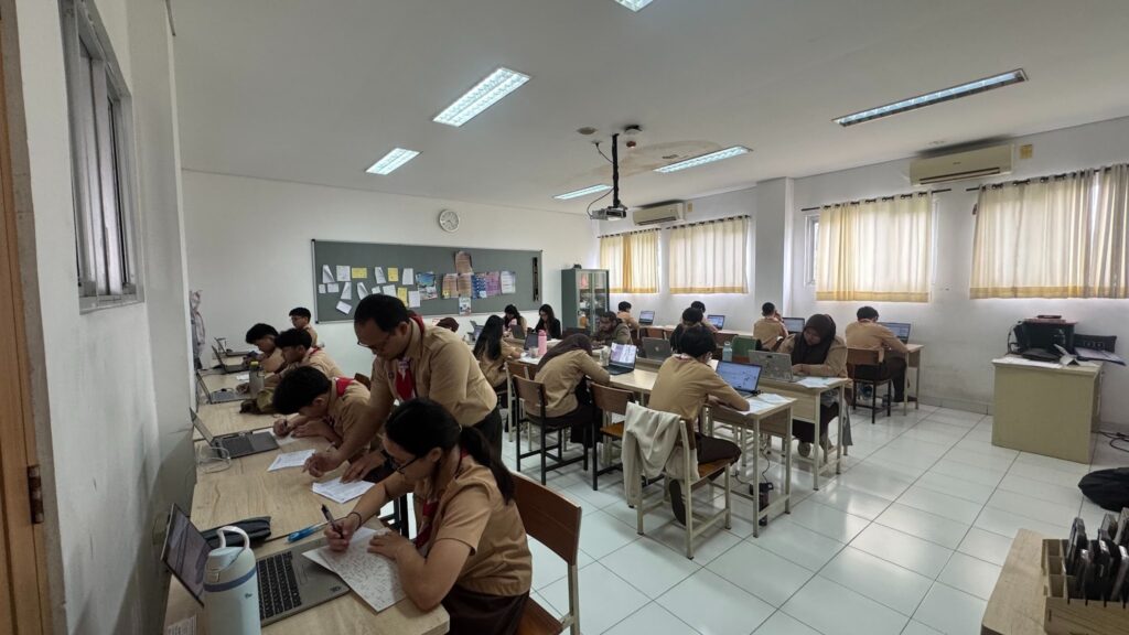 Siswa dan guru, SMA Labschool Cibubur, Ujian Sekolah, Sekolah Juara