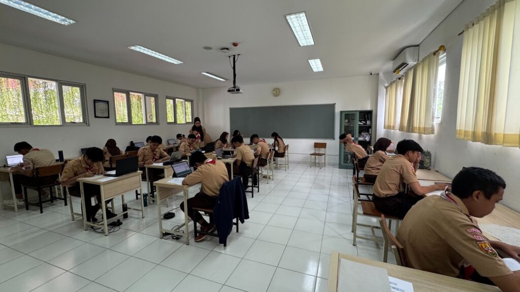 Siswa dan guru, SMA Labschool Cibubur, Ujian Sekolah, Sekolah Juara