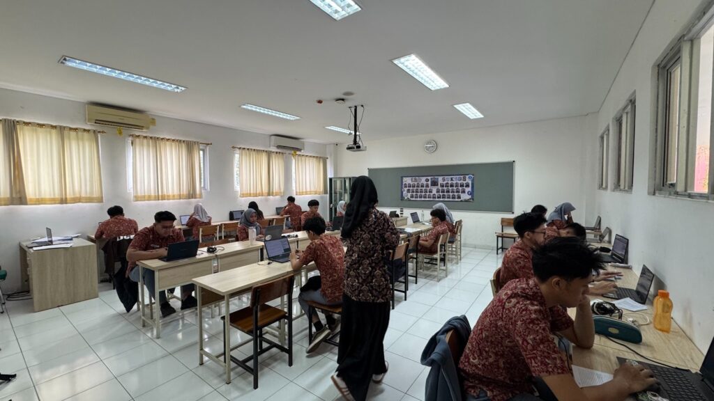 Siswa dan guru, SMA Labschool Cibubur, Ujian Sekolah, Sekolah Juara