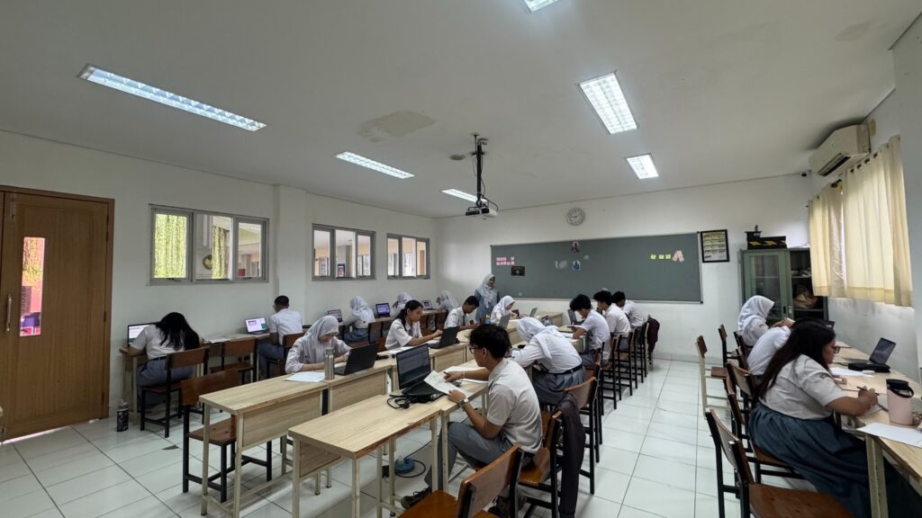 Siswa dan guru, SMA Labschool Cibubur, Ujian Sekolah, Sekolah Juara