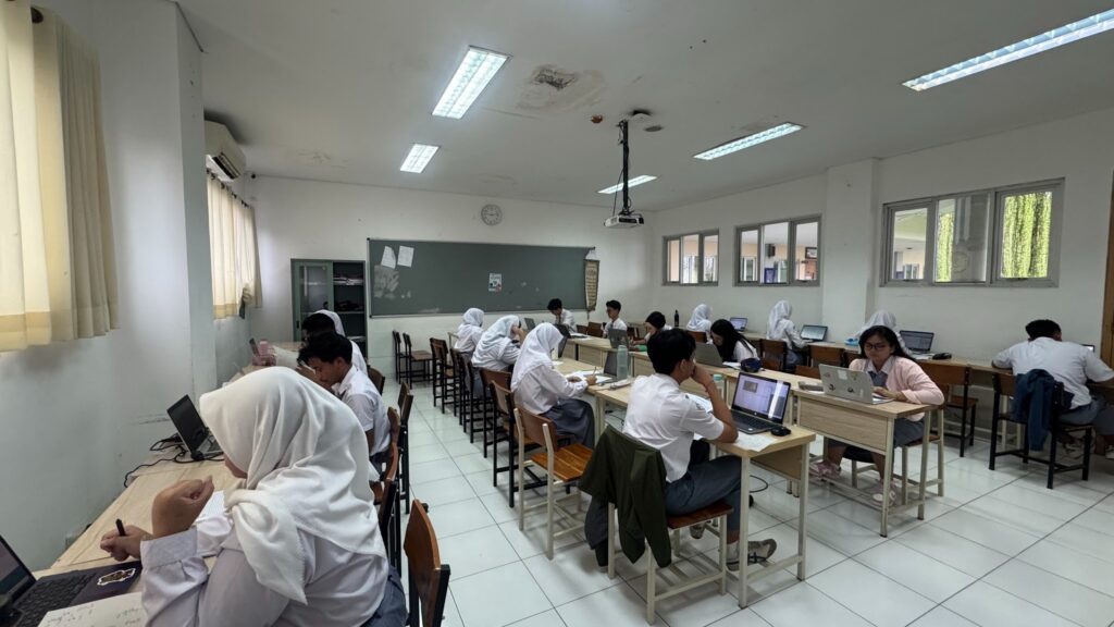 Siswa dan guru, SMA Labschool Cibubur, Ujian Sekolah, Sekolah Juara