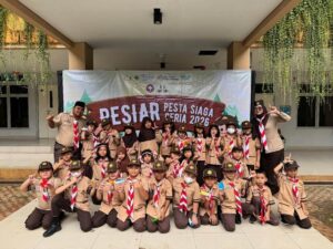 [Guru dan Siswa SD Labschool Cibubur], [Pesta Siaga Ceria], [Lapangan SD Labschool Cibubur], [Sekolah Juara]