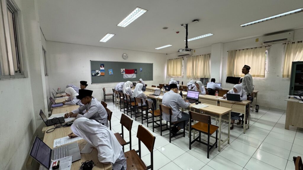Siswa dan guru, SMA Labschool Cibubur, Ujian Sekolah, Sekolah Juara