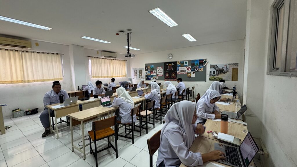 Siswa dan guru, SMA Labschool Cibubur, Ujian Sekolah, Sekolah Juara