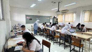 Siswa dan guru, SMA Labschool Cibubur, Ujian Sekolah, Sekolah Juara