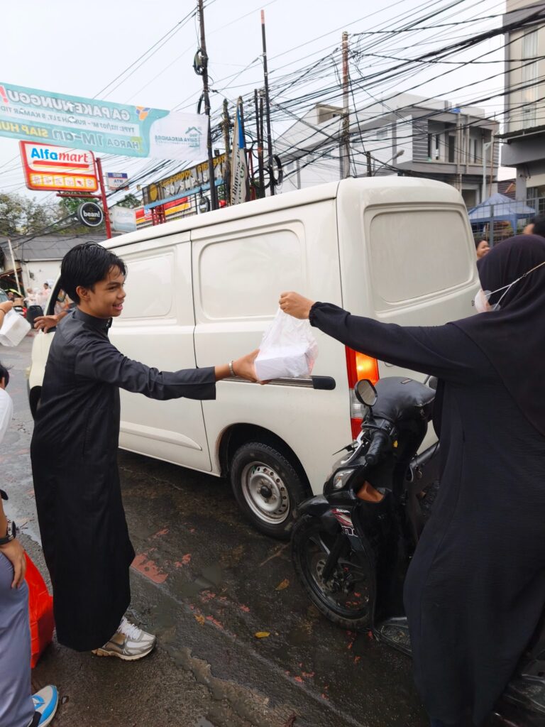 Siswa, Berbagi takjil, SMA Labschool Cibubur, Sekolah Berkarakter