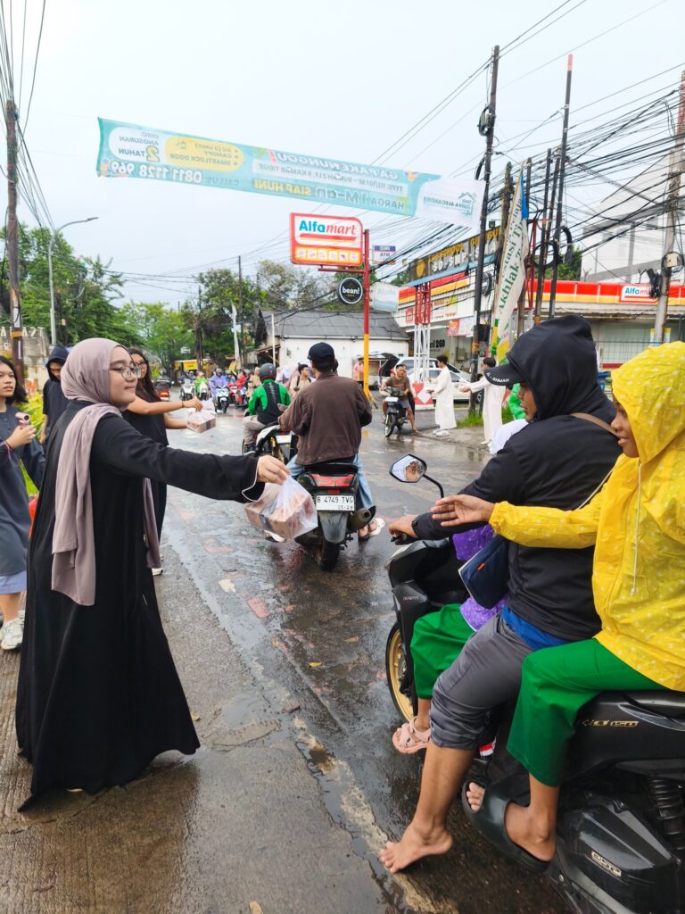 Siswa, Berbagi takjil, SMA Labschool Cibubur, Sekolah Berkarakter