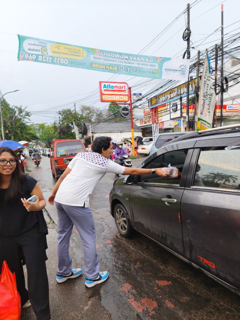 Siswa, Berbagi takjil, SMA Labschool Cibubur, Sekolah Berkarakter