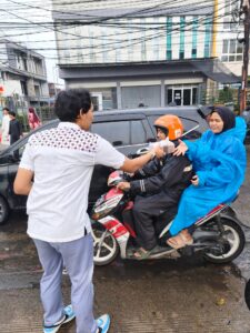 Siswa, Berbagi takjil, SMA Labschool Cibubur, Sekolah Berkarakter