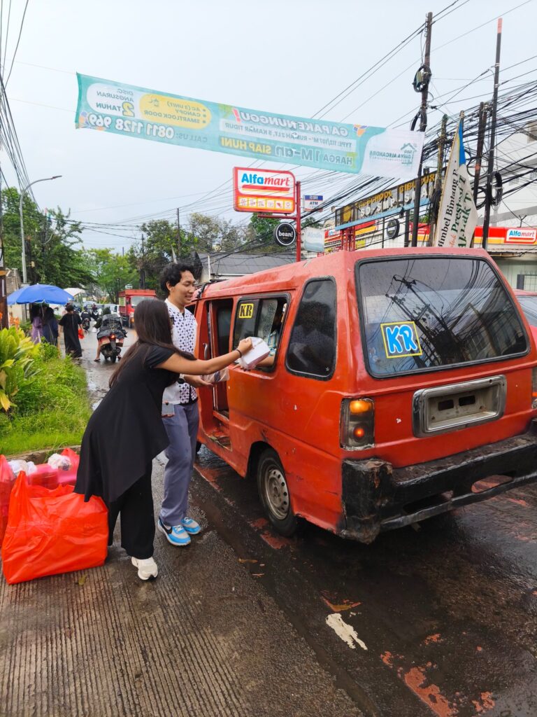 Siswa, Berbagi takjil, SMA Labschool Cibubur, Sekolah Berkarakter
