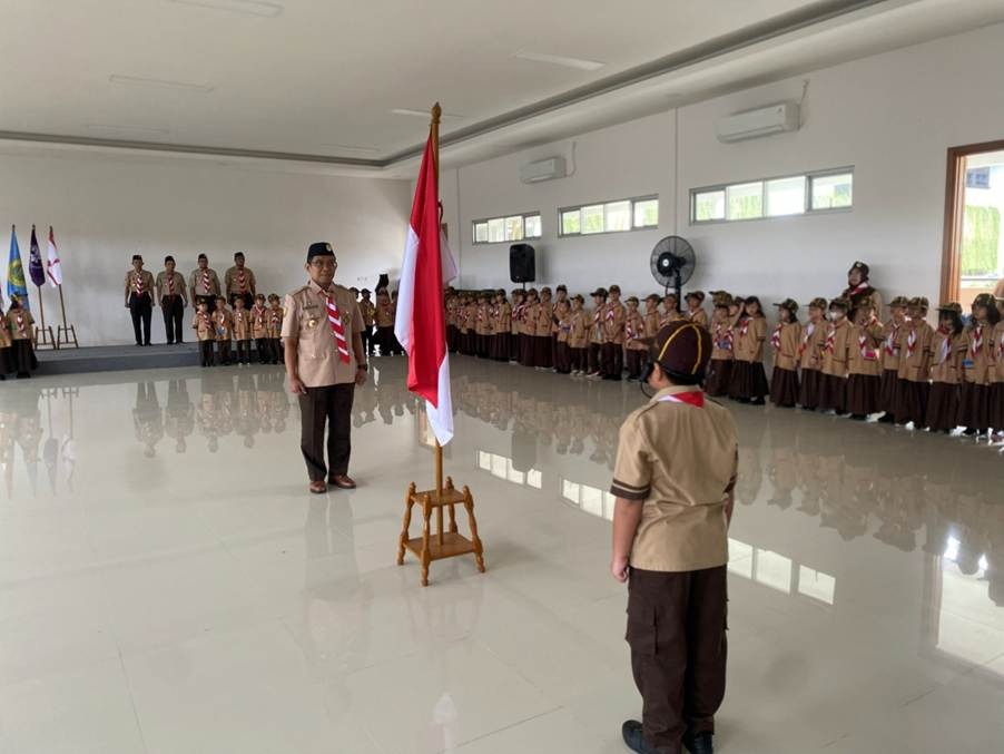 [Pak Buang dan Siswa SD Labschool Cibubur], [Upacara Pembukaan Pesta Siaga Ceria], [Aula SD Labschool Cibubur], [Sekolah Juara]