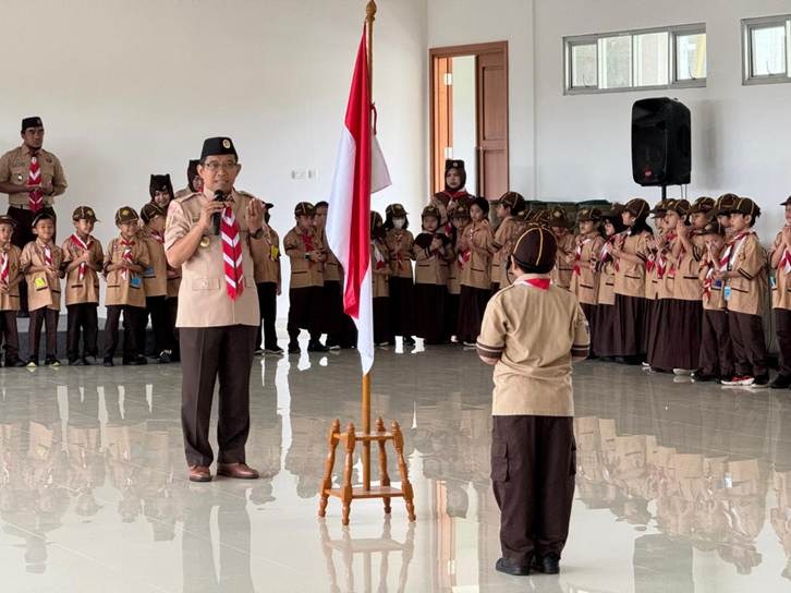 [Pak Buang dan Siswa SD Labschool Cibubur], [Upacara Pembukaan Pesta Siaga Ceria], [Aula SD Labschool Cibubur], [Sekolah Juara]