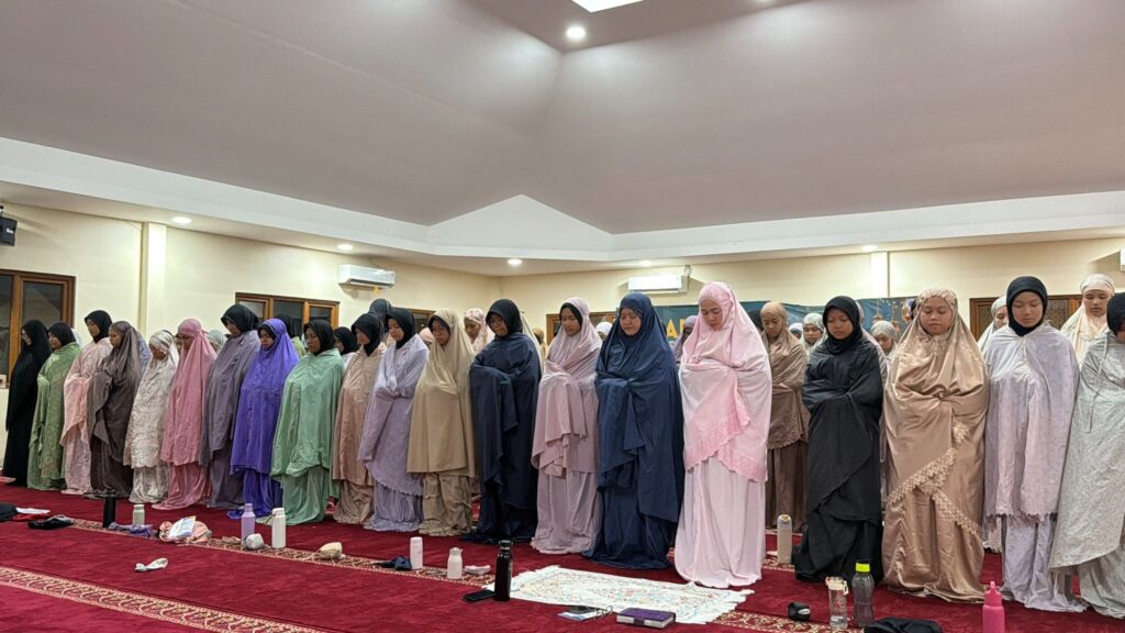 Siswa SMA Labschool Cibubur, sholat tarawih berjamaah, di Masjid Baitul Ilmi Labschool Cibubur, SINAR 2026, sekolah berkarakter