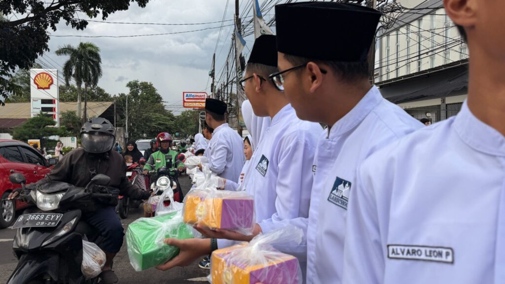 Siswa SMA Labschool Cibubur, berbagi takjil Ramadan, di jalan raya Hankam, SINAR 2026, sekolah berkarakter