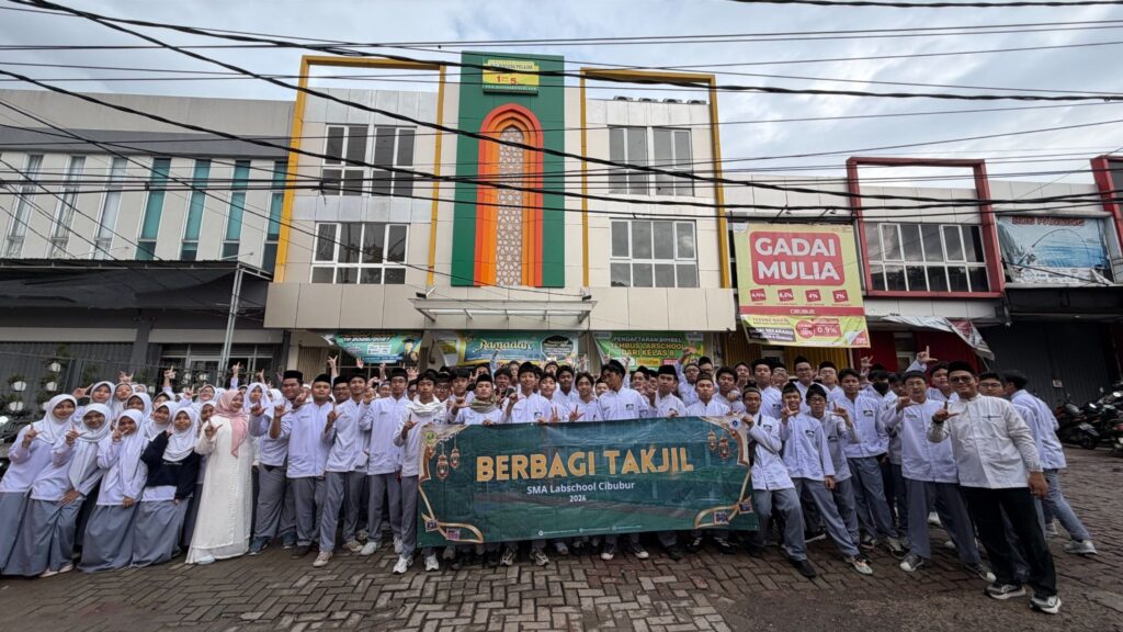 Siswa SMA Labschool Cibubur, berbagi takjil Ramadan, di jalan raya Hankam, SINAR 2026, sekolah berkarakter