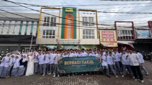 Siswa SMA Labschool Cibubur, berbagi takjil Ramadan, di jalan raya Hankam, SINAR 2026, sekolah berkarakter