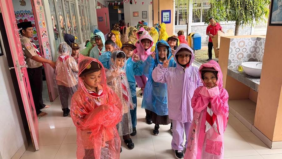 [Siswa dan Guru SD Labschool Cibubur], [Kegiatan Pengembaraan], [Lorong Kelas SD Labschool Cibubur], [Sekolah Juara]