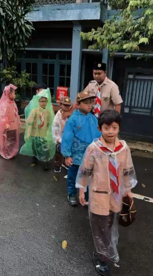 [Siswa dan Guru SD Labschool Cibubur], [Kegiatan Pengembaraan], [Lorong Kelas SD Labschool Cibubur], [Sekolah Juara] 