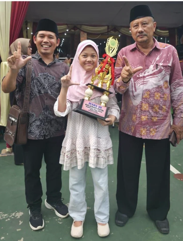 Guru dan Murid SD Labschool Cibubur bersama Pengawas KKG PAI Kecamatan Jatisampurna, Juara 3 Lomba Kaligrafi Tingkat Kota Bekasi, SD Labschool Cibubur, Sekolah Juara