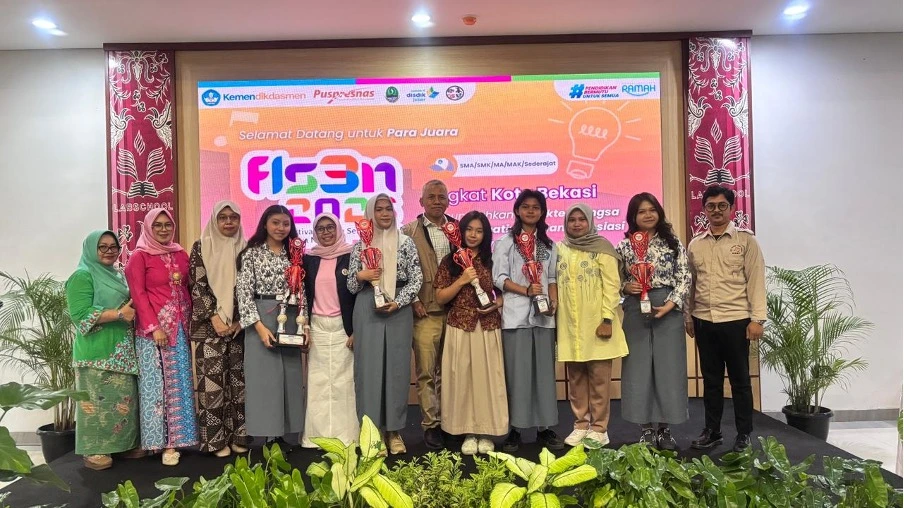 Siswa dan panitia, FLS3N, SMA Labschool Cibubur, Sekolah Juara