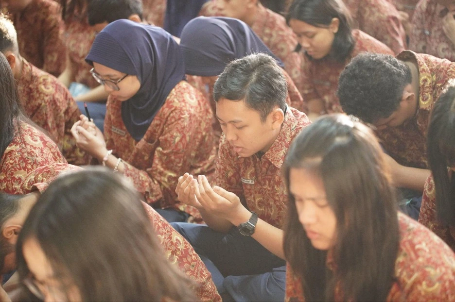 Siswa Kelas 9, Berdoa Sebelum Ujian TKA, Aula Dewi Sartika, Sekolah Unggulan