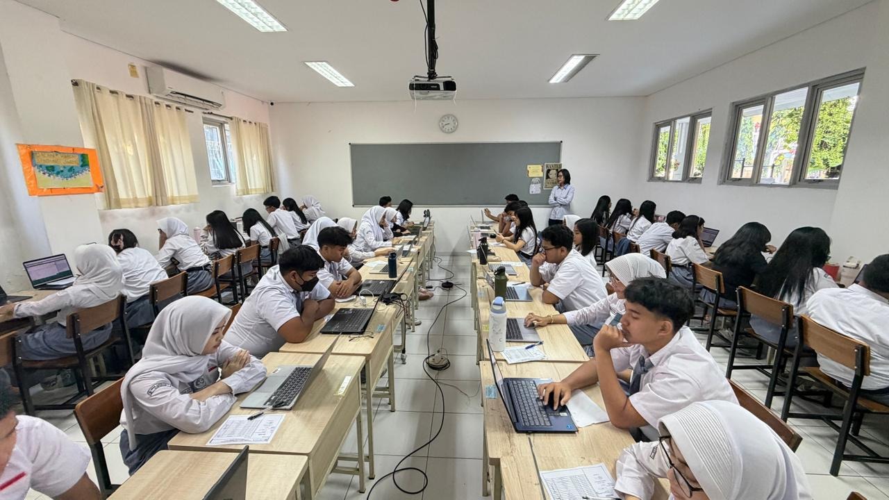Siswa SMA Labschool Cibubur, mempersiapkan masuk perguruan tinggi dengan mengikuti try out UTBK, di SMA Labschool Cibubur, try out UTBK, sekolah juara