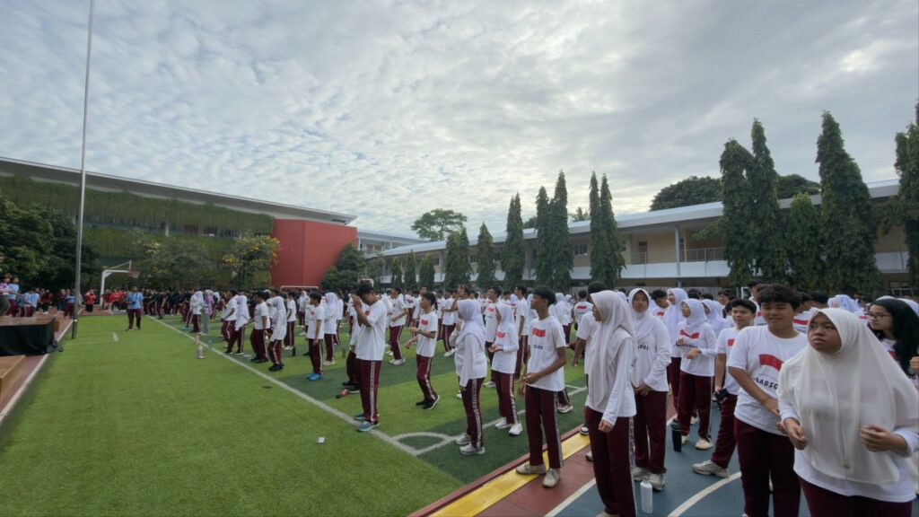 Siswa SMA Labschool Cibubur, membentuk karakter dan menjaga kebugaran, di lapangan Labschool Cibubur, olahraga Jumat pagi, sekolah karakter-sekolah juara