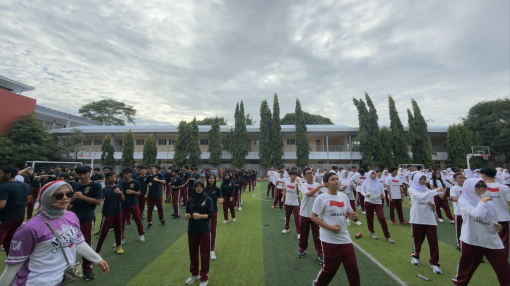 Siswa SMA Labschool Cibubur, membentuk karakter dan menjaga kebugaran, di lapangan Labschool Cibubur, olahraga Jumat pagi, sekolah karakter-sekolah juara