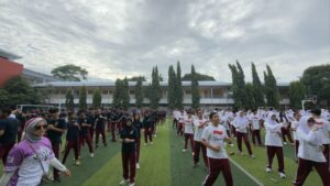 Siswa SMA Labschool Cibubur, membentuk karakter dan menjaga kebugaran, di lapangan Labschool Cibubur, olahraga Jumat pagi, sekolah karakter-sekolah juara