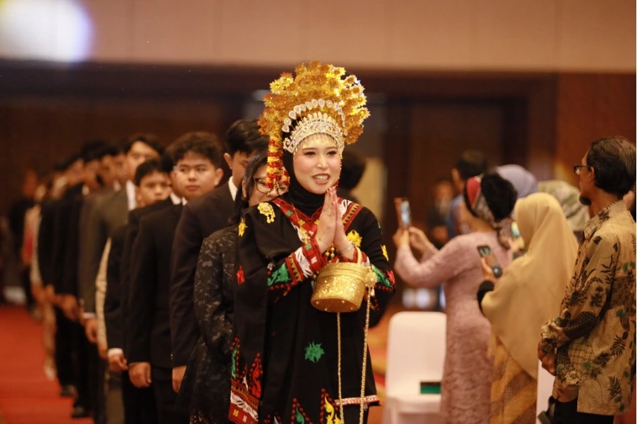 Guru dan siswa, Wisuda Wistara Bahavatara, SMA Labschool Cibubur, Sekolah Juara