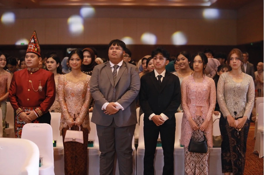 Guru dan siswa, Wisuda Wistara Bahavatara, SMA Labschool Cibubur, Sekolah Juara