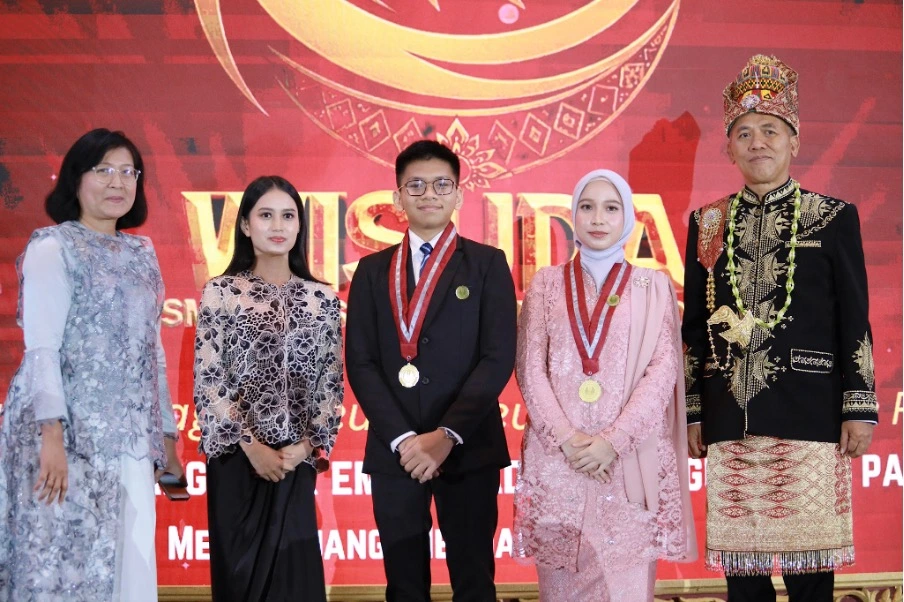 Kepala Sekolah, Peserta, dan Alumni, Wisuda Wistara Bahavatara, SMA Labschool Cibubur, Sekolah Juara